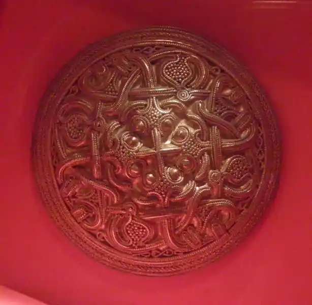Solar disc ornament with knots and dots design and a cross in the middle